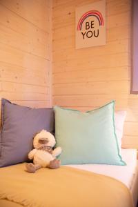 拉德库夫Sielankownia的枕头旁边的床上的泰迪熊