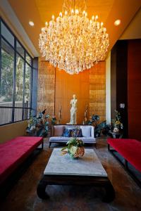 碧瑶维纳斯园景酒店的大型大堂设有大吊灯和桌子