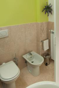 拉波拉诺泰尔梅安蒂科格兰奈奥尼住宿加早餐旅馆的一间带卫生间和水槽的浴室