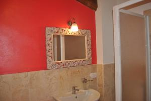 拉波拉诺泰尔梅安蒂科格兰奈奥尼住宿加早餐旅馆的浴室设有水槽和红色墙壁上的镜子