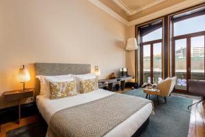 波尔图YOUROPO - Bolhao的酒店客房设有一张床、一张书桌和窗户。