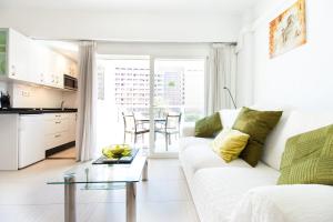 福恩吉罗拉PYR Private Apartment SUNNY pool SIDE的白色的客厅配有白色的沙发和桌子