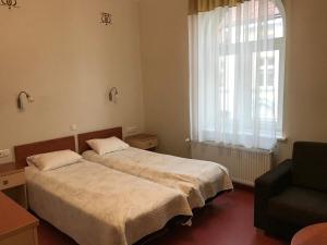 派尔努赫玛库宾馆的一间卧室设有两张床和窗户。