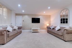 利物浦RST Rodney Street的客厅配有2张沙发和1台平面电视