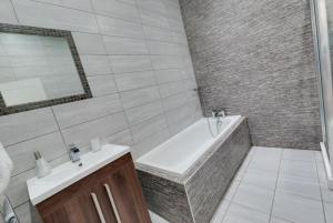利物浦RST Rodney Street的带浴缸和盥洗盆的浴室
