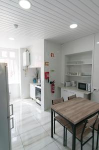 Change The World Hostels - Cascais - Estoril的厨房或小厨房