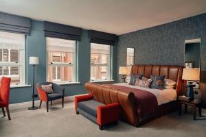 伯明翰伯明翰度微酒店的一间卧室配有一张床、一把椅子和窗户。