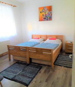 博加奇Kristály Vendégház的一间卧室配有一张大木床和蓝色床单