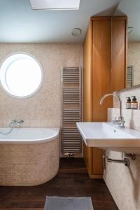 柏林GRACE Suite mit zwei Schlafzimmern的带浴缸和盥洗盆的浴室