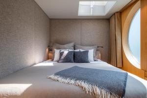 柏林GRACE Suite mit zwei Schlafzimmern的一间卧室设有一张大床和窗户