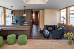 柏林GRACE Suite mit zwei Schlafzimmern的厨房以及带壁炉的客厅。