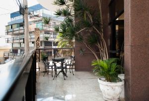 贝廷阿巴酒店的阳台配有桌椅和植物