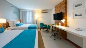 马塞约普利米尔马塞约贝斯特韦斯特酒店的酒店客房配有两张床和一张书桌