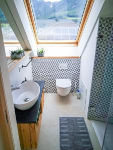 阿伯湖Ferienwohnung的一间带水槽和卫生间的浴室以及窗户。