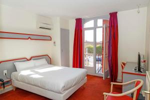 阿尔比都维甘酒店的卧室配有白色的床和窗户。