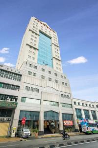 吉隆坡Hotel Sentral Pudu @ City Centre / Bukit Bintang的一条城市街道上高大的白色建筑
