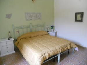 GibaB&B Domu Delunas的一间卧室配有一张床、梳妆台和床罩