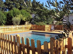 萨尔里昂Fanchon des Sablons的一个带木栅栏和围栏的游泳池