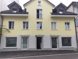阿尔邦3 Doppelbett Business Apartment am Bodensee的黄色和白色的房屋,设有窗户
