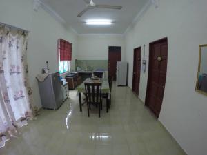瓜拉勿述瓜拉巴苏托阿巴民宿的一间厨房,里面配有桌椅