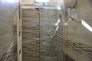 庞贝B&B Le due Rose (Pompei)的浴室里设有玻璃门淋浴