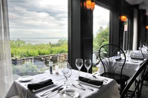 拉马巴耶奥伯格德斯法拉赛斯酒店的一张桌子和酒杯,享有海景