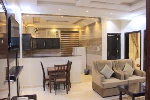 比沙堡Dar Al Jood Hotel units的客厅配有沙发和桌子
