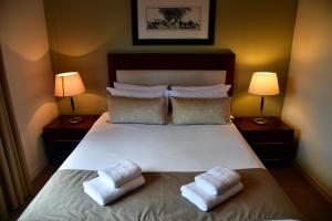 约翰内斯堡WeStay Westpoint Apartments的一间卧室配有一张带两个枕头的床