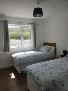 FinstownCottiscarth Cottages的卧室设有两张床,带窗户