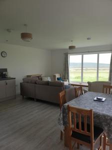FinstownCottiscarth Cottages的客厅配有桌子和沙发