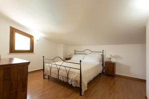 GiarratanaVilla Calaforno的一间卧室配有一张床,铺有木地板