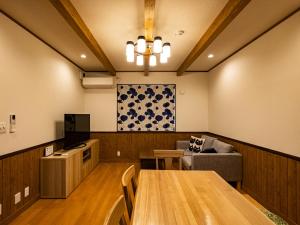 富士河口湖太阳别墅的一间会议室,配有一张桌子和一张沙发