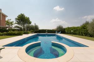 GiarratanaVilla Calaforno的庭院中间的游泳池