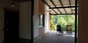 HoraGoraTwins guest house near Boryspil airport的两把椅子坐在大楼外