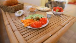 迪莫纳内格夫加美尔牧场旅舍的木桌上一盘胡萝卜和蔬菜