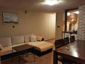 里桑Apartments Lanmari的客厅配有沙发和桌子