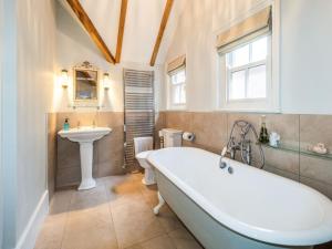 哈顿Pinley Hill House的带浴缸和盥洗盆的浴室