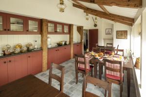 WormerSaenliefde的厨房以及带桌椅的用餐室。