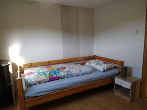 GönnernFerienwohnung Gönnern - Marburg Biedenkopf mit 5 Zimmer - 2 Badezimmer的一张木架床和枕头