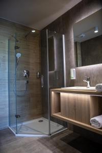米什科尔茨道波曹Lignum Hotel的带淋浴和盥洗盆的浴室