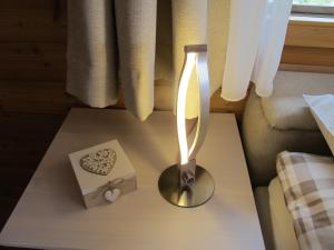 采尔马特Matterhorn Ried Suite的房间里的一盏灯和一个桌子上的盒子