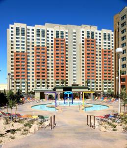 拉斯维加斯The Grandview at Las Vegas的一座大型建筑,在度假村前方设有游泳池