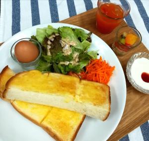 志摩市志摩市森林住宿加早餐旅馆的白盘食物,配以沙拉和面包