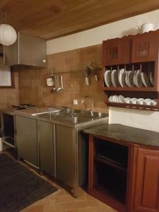 MontezinhoAbrigo Montesinho的厨房配有水槽和台面