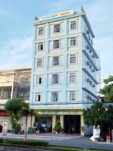 河静Thanh Binh Hotel的蓝色的建筑,上面有标志