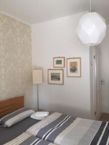 特里尔FeWo Trier的一间卧室配有一张带灯和墙上照片的床。