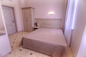 叶列茨Hotel Grand Yelets的一间卧室,卧室内配有一张大床
