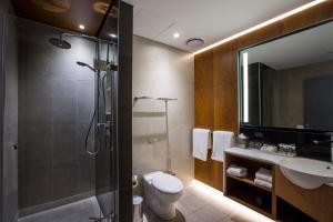 利物浦悉尼利物浦美居酒店的带淋浴、卫生间和盥洗盆的浴室