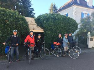 CrainLes rêves d'Angèle的一群人,在房子前面骑着自行车