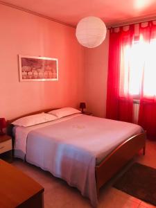 LettomanoppelloCASA MAJA casa per vacanze abruzzo的一间卧室设有一张带红色墙壁的大床